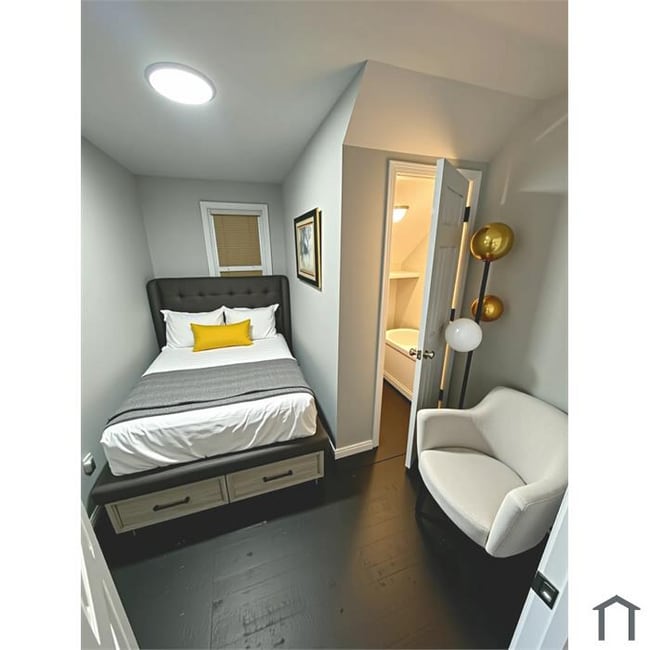 Photo - 3860 E 72nd St Unidad 2