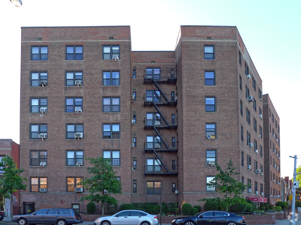 Photo - 40-04 Greenpoint Ave