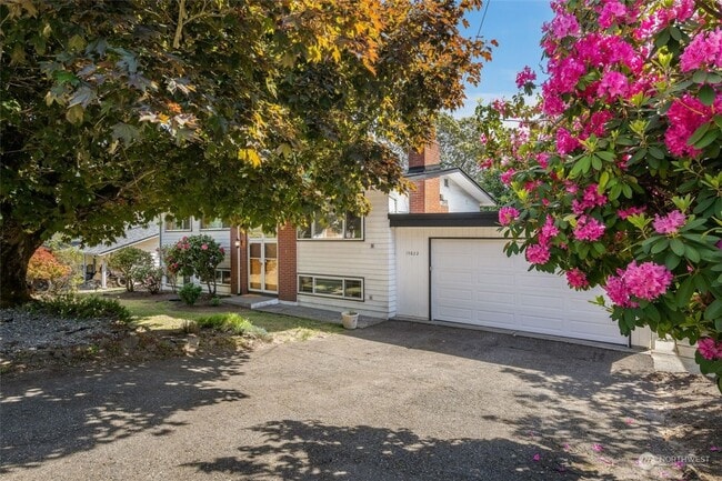 Building Photo - Beautiful Burien Home, Top Floor of Home for Rent