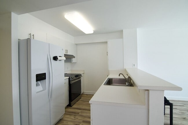 Photo - 1450 Young St