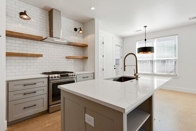 Photo - 1203 W 22nd St