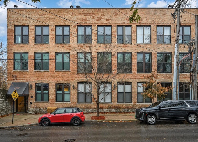 Building Photo - 1760 W Wrightwood Ave