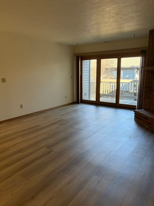 Building Photo - 2 Bedroom 1 Bathroom Condo