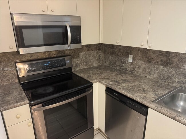 Photo - 4235 N University Dr Unidad 202