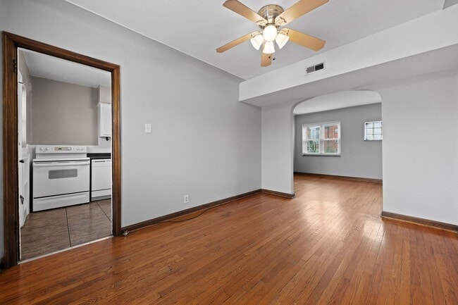 Photo - 5821 Lindenwood Ave Unit 5821-2W Lindenwood