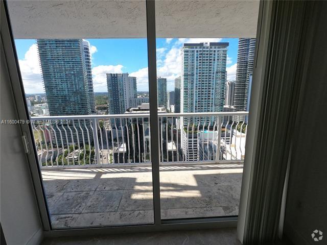 Building Photo - 1200 Brickell Bay Dr Unit 3424 Rental