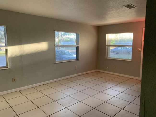 Photo - 825 Lyndhurst St