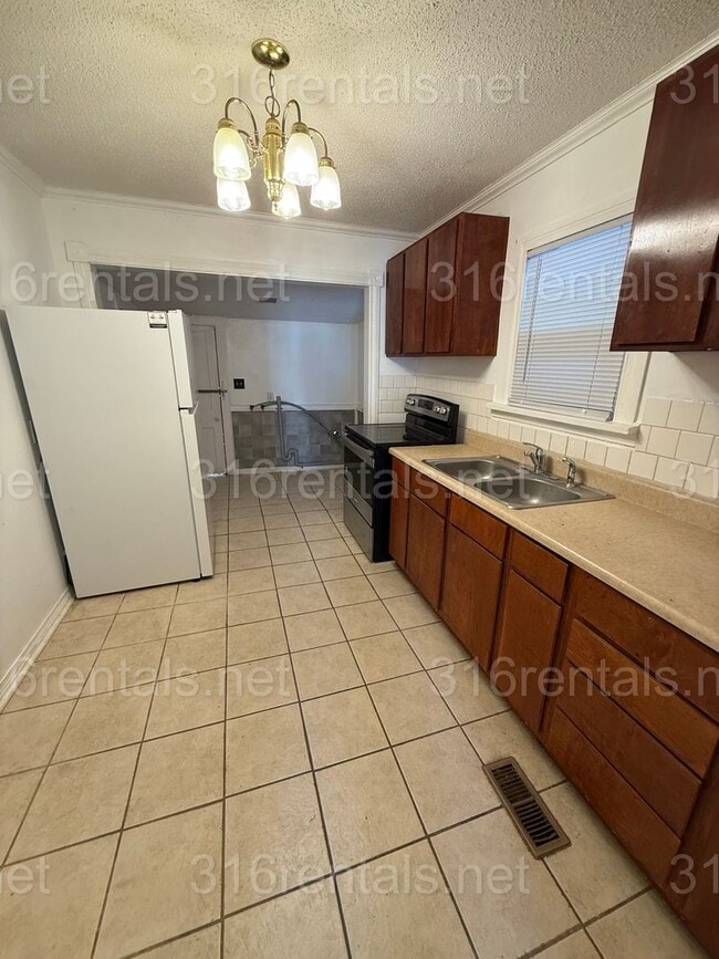 Photo - $915 - 2 bedroom / 1 bathroom - Single Fam...