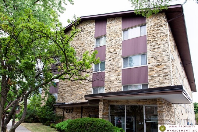 Photo - 227 Des Plaines Ave