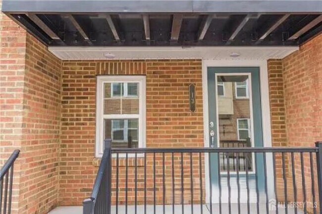 Photo - 13 Bond St