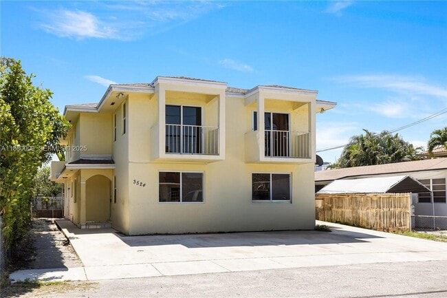 Building Photo - 3524 NW 4th Terrace Unit 1