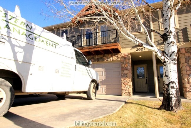 Front Yard - 2027 Lakehills Dr Unit 2027