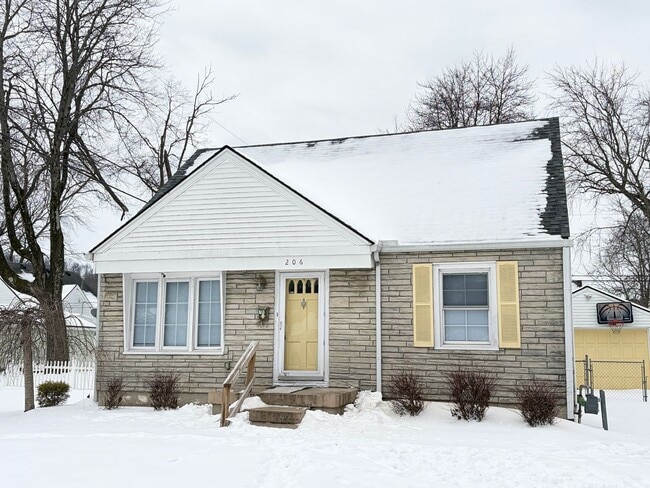 Building Photo - 206 Kenoak Dr