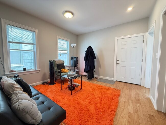 Building Photo - 73 Newbury St Unit 2