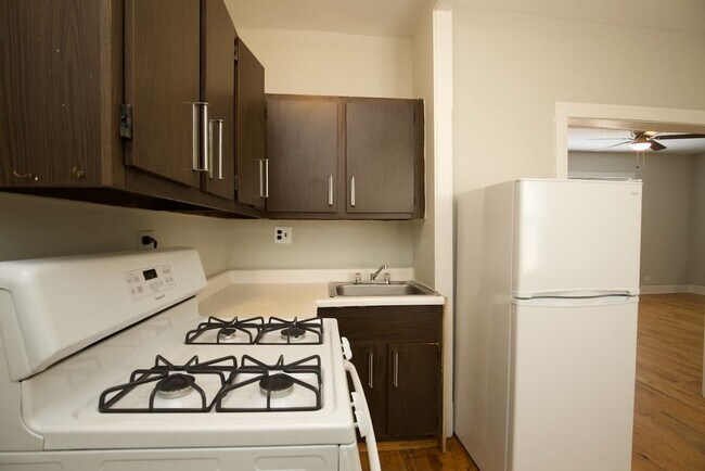 Photo - 3722 N Pine Grove Ave Unidad E4