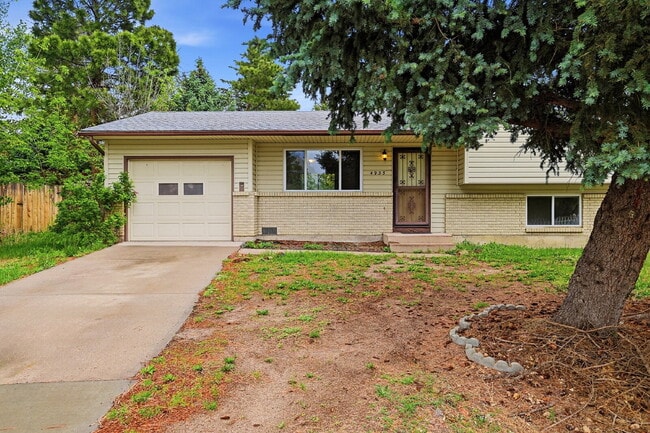 Building Photo - $1,945.95- 3-bed/1.5-bathroom home in Colorado Springs with a spacious fenced-in yard!