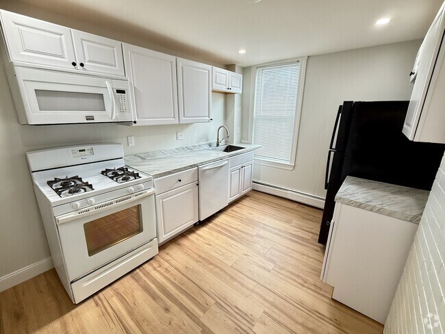 Building Photo - 11 Linden St Unit 2 Rental