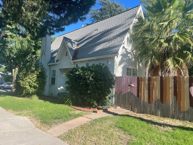 Photo - Cozy 2 bedroom bungalow home near UOP