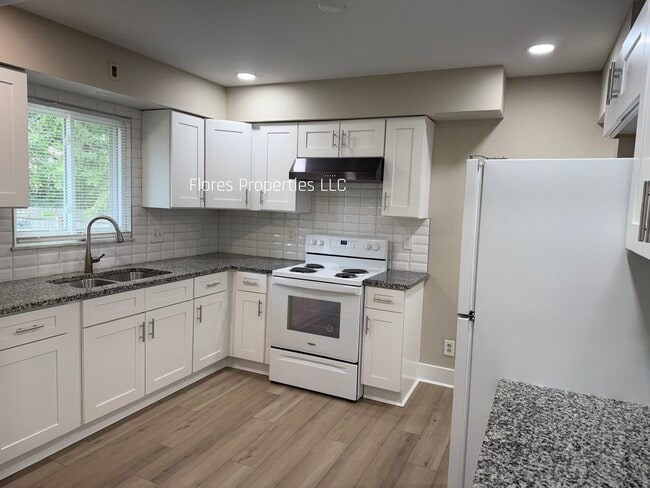 Photo - 1275 Geers Ave