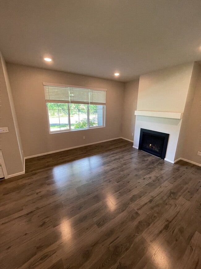 Photo - 3 Bedroom / 2.5 Bathroom Townhome - Near Bethany & PCC
**1/2 Off Third Month's Rent**