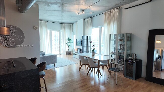 Photo - 10 SW South River Dr Unidad 1603