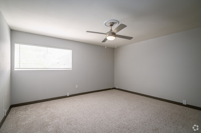 2BR, 1BA - 869SF