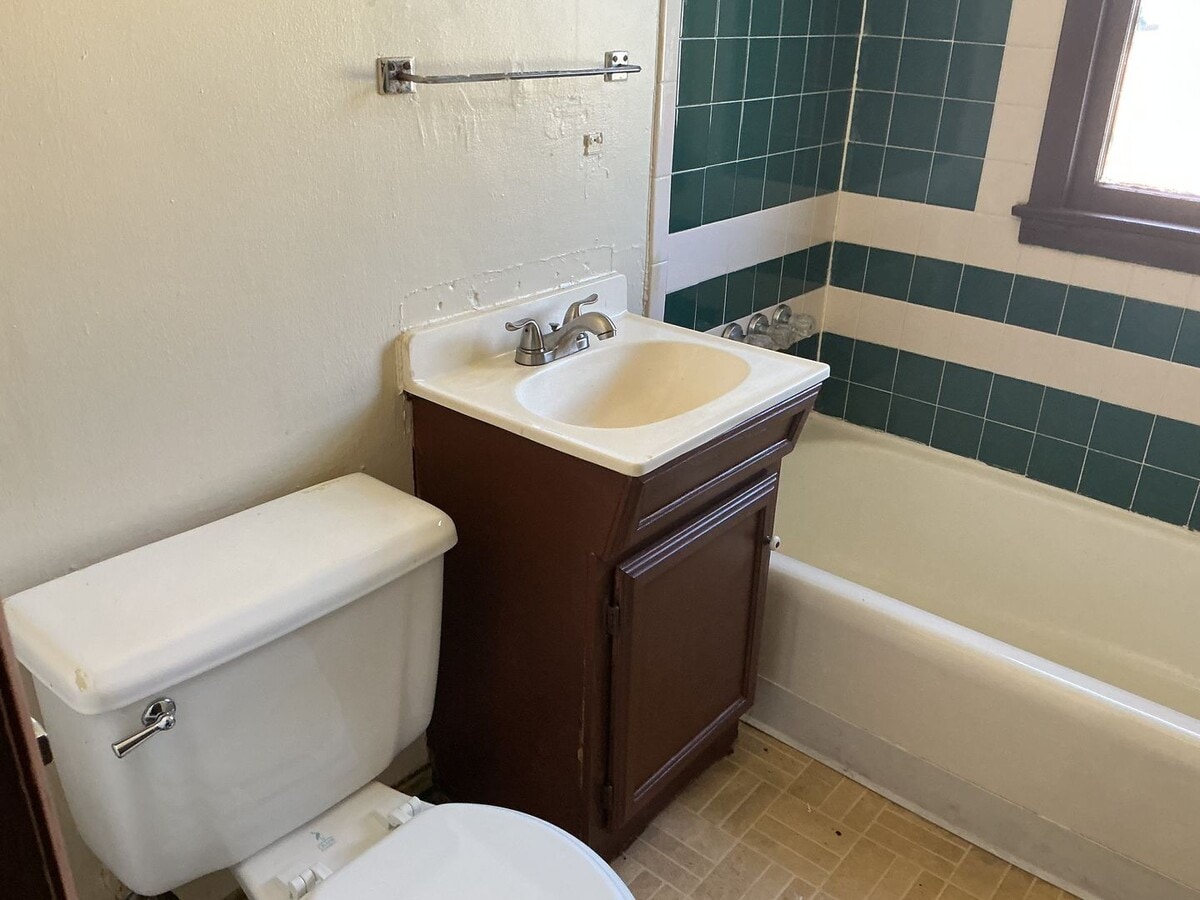 6415-17 W Carmen Ave - 6415-17 W Carmen Ave Apartment Unit 6417-upper