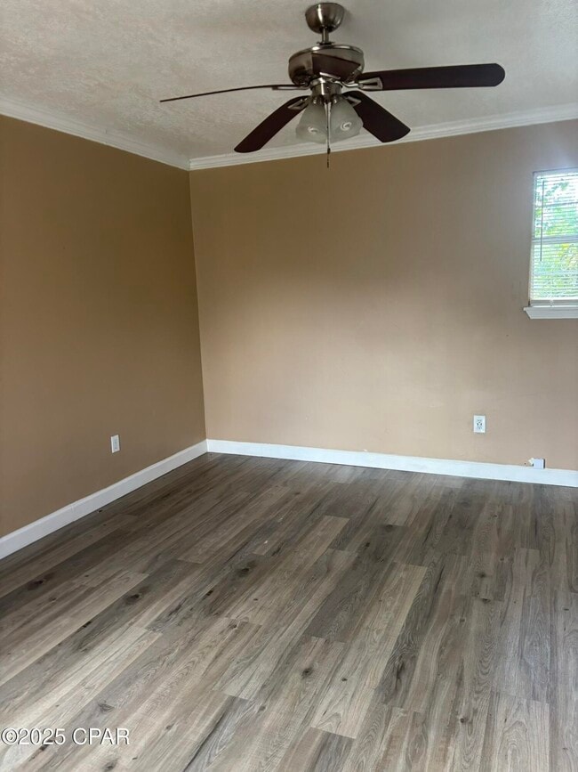 Photo - 721 Flight Ave