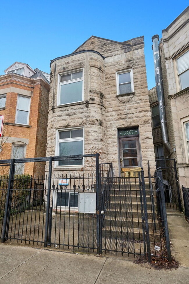 Building Photo - 903 W Addison St Unit 1