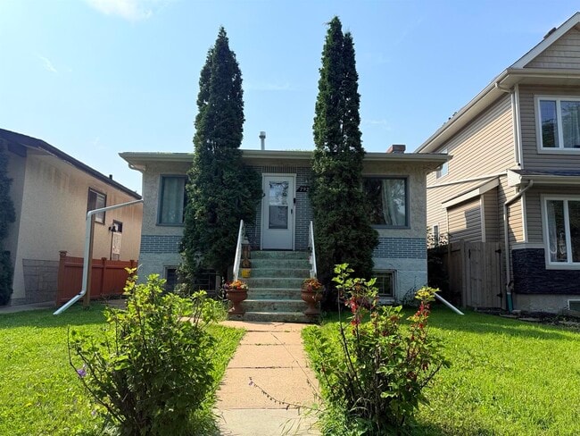 Building Photo - 2 Bed 1 Bath Unit 7921 LOWER (Basement Suite)