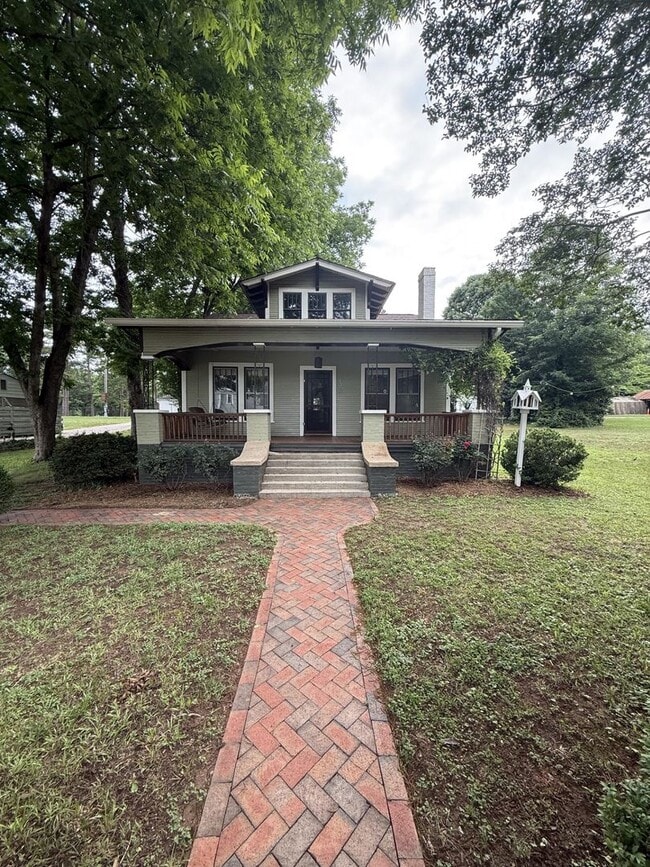 Building Photo - 2 Bedroom 1 Bathroom Home!
