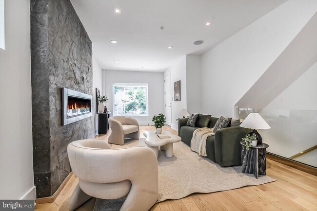 Photo - 2515 Ontario Rd NW Unit 1