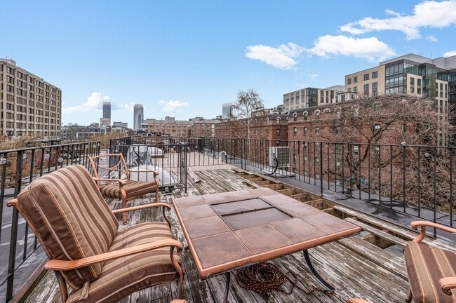 Building Photo - 102 E Brookline St Unit 4