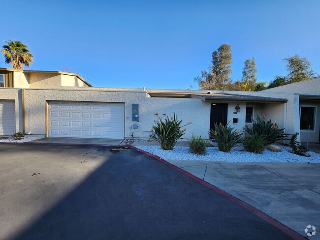 Building Photo - Lakeside Townhome 3br 2ba, 2Car garage