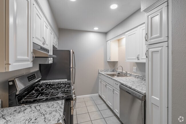1BR, 1BA - 645SF - Kitchen