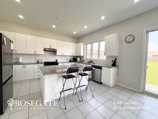 Photo - Luxury 4-Bedroom Upper-Level Home with Garage & 5 Parking – Innisfil Unit 1