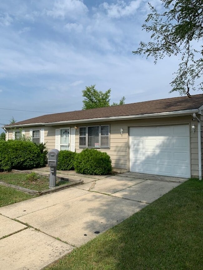 Building Photo - 3 Bedrooms 1 Bathroom available