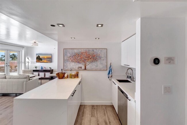 Building Photo - 834 Ocean Dr Unit 402