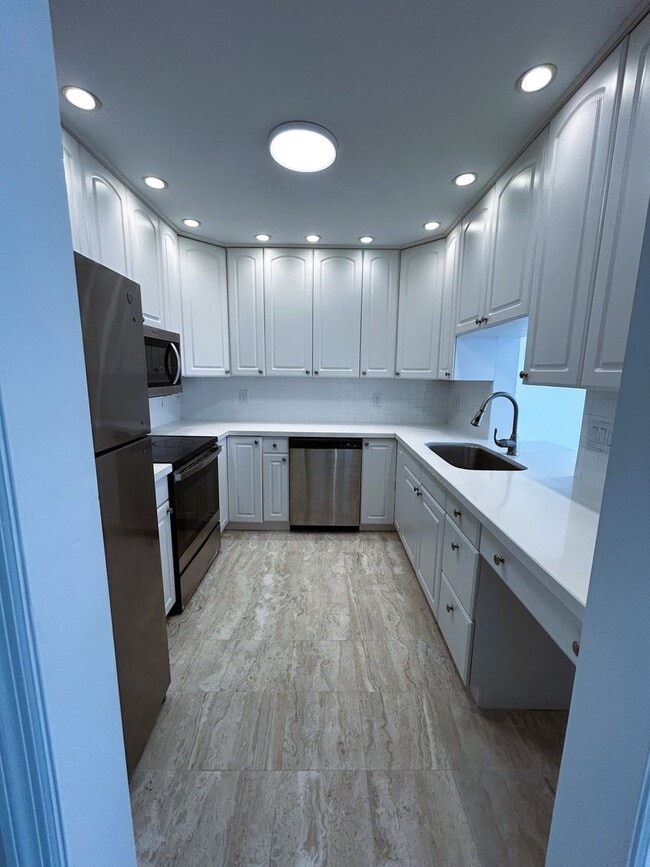 Photo - Large 1 Bedroom 1.5 Bath Condo - Steps from Fort Lauderdale Beach! Unit 302