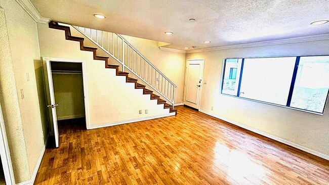 Building Photo - 1043 Thompson Ave Rental