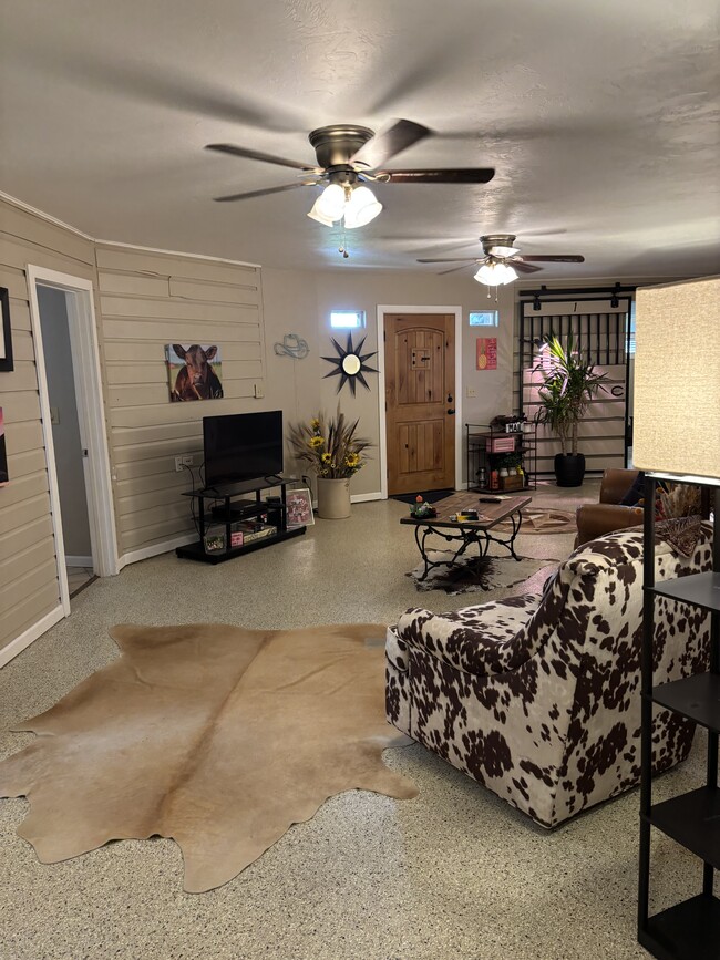 Super cute barn apartment. Stalls have been turned into bedrooms, kitchen and bathrooms. - 5202 E McElroy Rd Unit Barn Apartment