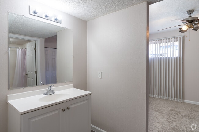 1BR, 1BA - 408SF - Bathroom