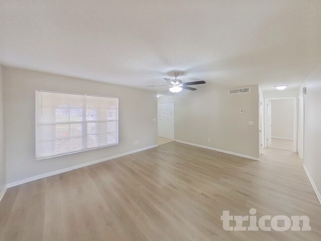 Photo - 1002 Saxon Ct