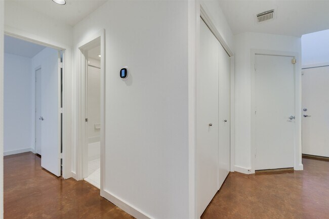 Photo - 1637 Tuam St