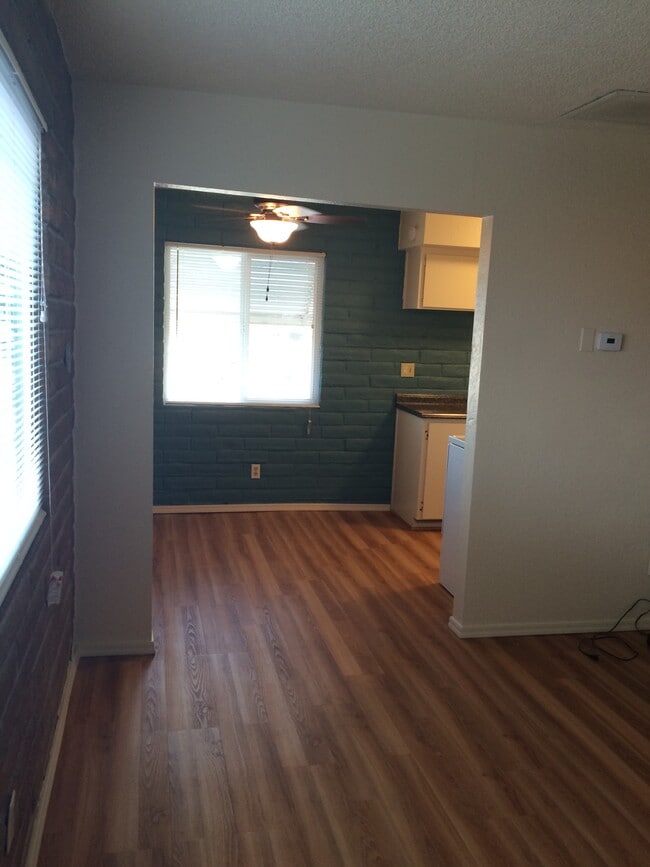 Photo - 923 N Swan Rd