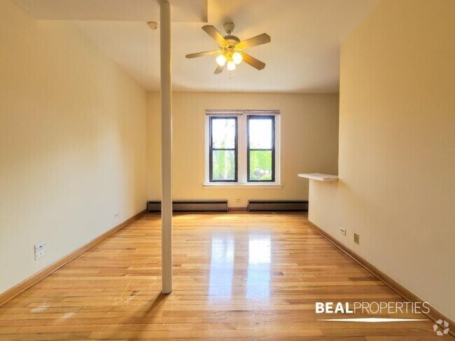 Building Photo - 1 bedroom in CHICAGO IL 60657 Unit 205 Rental