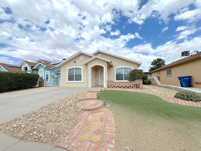 Building Photo - East El Paso 3 bed Refrig A/C