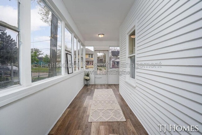 Photo - 1468 Jiroch St