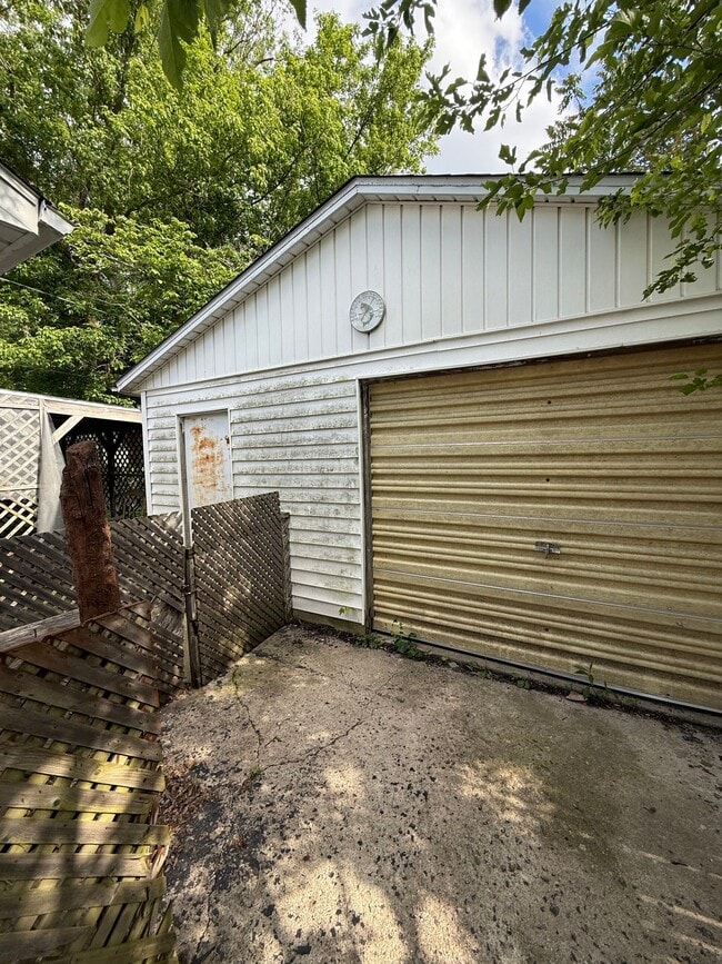 Photo - 1845 W Waggoner St
