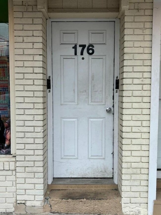 Building Photo - 176 Main St Unit 2-2 Rental